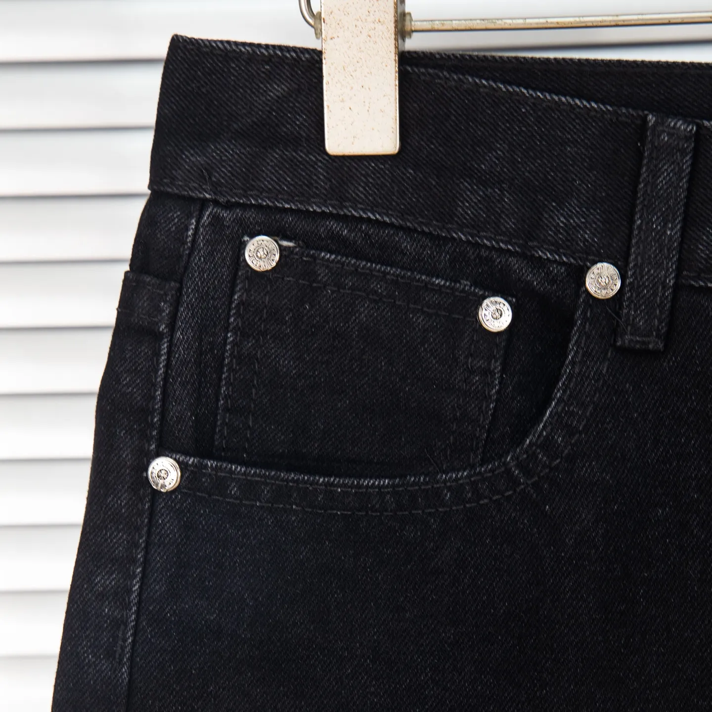 P260 Chrome Hearts Chrome Hearts Black Multi-leather Elements Full of Details Washed Jeans Authentically Restore the Ultimate Vintage Texture Three-Dimensional Fit Loose and Comfortable, Not Slimming Appearing Tall and Slim Made by a Manufacturer Original Quality Control Same Style for Men and Women Can Be Matched for Couples Versatile Recommendations Must-Have Jeans for All Seasons Fashionistas Have Been Disappointed From the Quality Selection of Fabrics, Cutting of Details, and Matching of Patterns, Everything Is Impeccable! The upper body is so handsome when worn...it can be easily worn by men, women and children! The craftsmanship is made of heavy-duty washed pure cotton denim fabric. After washing, it is soft and thick. It is very stylish when worn on the body. Style number: 1775# Color: black Size: 28 30 32 34 36